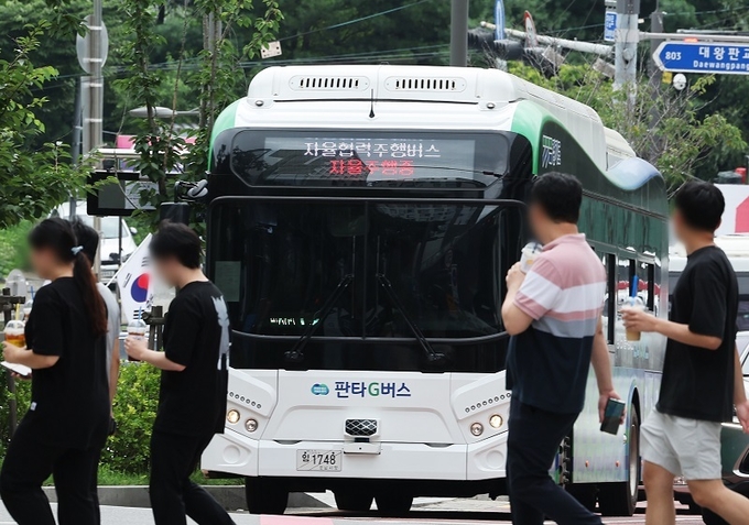 자율주행 기술을 탑재한 국내 최초 대중교통 서비스인 ‘판타G버스’가 경기도 성남시 판교테크노밸리 일대에서 시범 운행하고 있다. 2023.7.17.