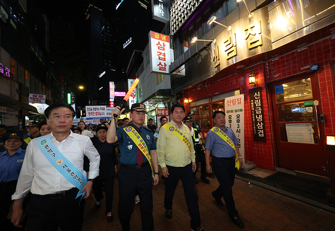 서울 관악구 신림동 일대에서 관악경찰서, 구청장, 지역상인회, 자율방범대 등 유관기관들이 특별 범죄예방 합동 캠페인을 진행하고 있다. 
