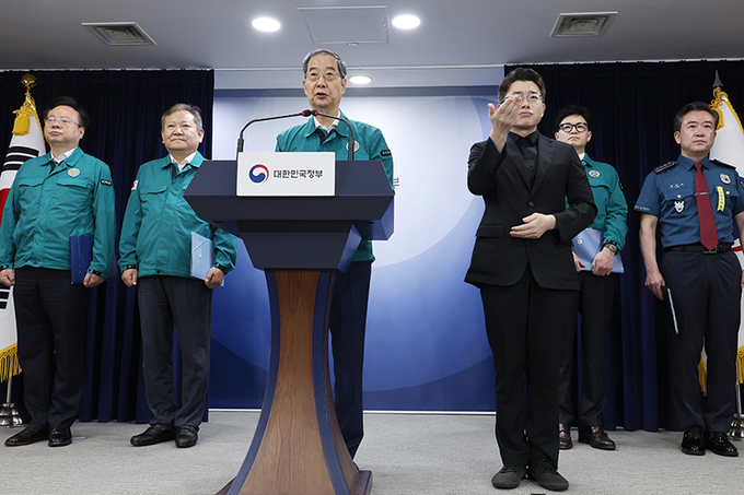 한덕수 국무총리가 23일 서울 종로구 정부서울청사에서 이상동기범죄 재발 방지를 위한 담화문 발표를 하고 있다.