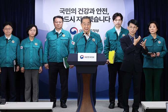 한덕수 국무총리가 24일 오후 정부서울청사에서 후쿠시마 원전 오염수 방류 관련 대국민 담화를 발표하고 있다.
