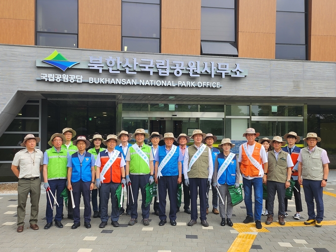 30일 협약식 후 플로깅 행사를 위해 북한산 국립공원 앞에서 해양경찰청, 국립공원공단 등 6개 기관 관계자가 참여 사진