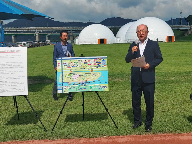 충남도 김기영 행정부지사 2023 대백제전이 23일 앞으로 다가오자 공주 미르섬에서 현장브리핑 하고있다.
