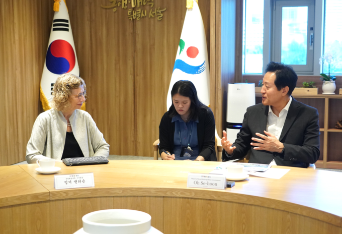 오세훈 서울시장이 9월 1일(금) 오전, 시청 집무실에서 서울시와 UNEP간 대기질 개선 관련 국제협력에 대해 잉거 앤더슨 유엔환경계획 사무총장(사진 맨 왼쪽)과 이야기를 나누고 있다.