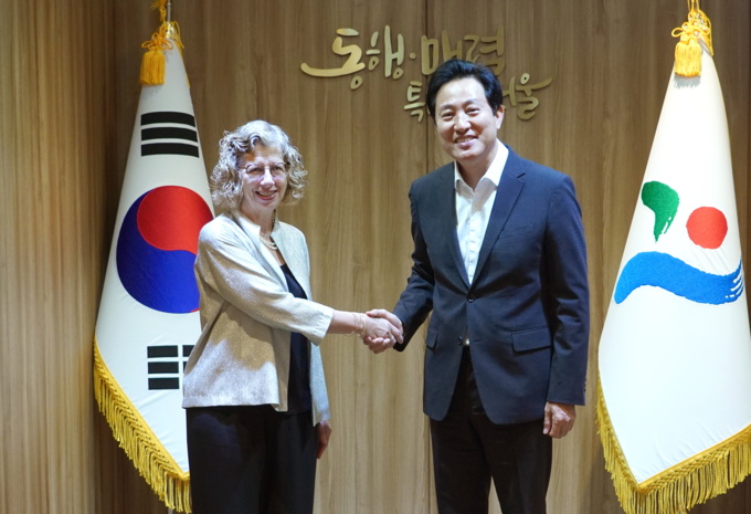 오세훈 서울시장이 9월 1일(금) 오전, 시청 집무실에서 서울시와 UNEP간 대기질 개선 관련 국제협력에 대해 잉거 앤더슨 유엔환경계획 사무총장과 면담을 나눈 후 기념촬영을 하고 있다.