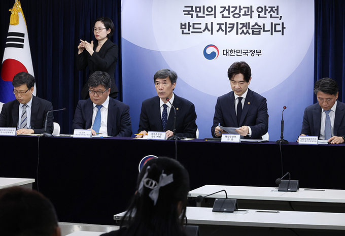 1일 오전 서울 종로구 정부서울청사에서 열린 일본 후쿠시마 원전 오염수 방류 관련 정부 일일 브리핑에서 정부가 도쿄 전력이 제공한 방류 데이터에 대한 우리 정부의 분석 결과 등을 말하고 있다.