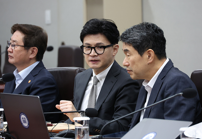 한동훈 법무부 장관(가운데)이 지난달 29일 서울 용산 대통령실 청사에서 열린 국무회의에서 이주호 사회부총리 겸 교육부 장관(오른쪽)과 대화하고 있다.