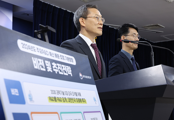 이종호 과학기술정보통신부 장관이 지난 8월 22일 정부서울청사에서 정부 연구·개발(R&D) 제도 혁신방안과 2024년 국가연구개발사업 예산 배분·조정 결과를 발표하고 있다.