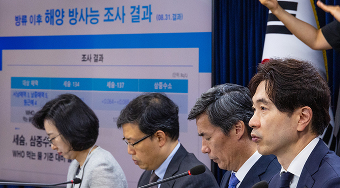 박성훈 해양수산부 차관(오른쪽)이 4일 정부서울청사에서 열린 일본 후쿠시마 원전 오염수 방류 관련 일일 브리핑에 참석해 우리 정부가 측정한 우리 해역 방사능 측정값에 대해 설명하고 있다.