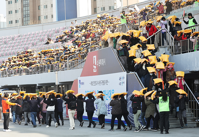 지난 3월 21일 오후 경기도 수원종합운동장에서 열린 다중밀집시설 지진발생, 인명 압사 사고 상황을 가정한 수원시 재난대응 민·관·군 합동종합훈련에서 시민들이 대피하고 있다