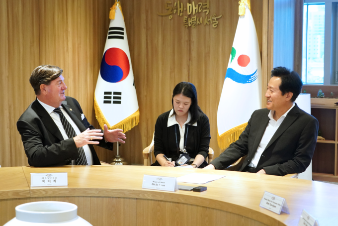 오세훈 시장이 8일(금), 세계 3대 디자인 어워드로 손꼽히는 레드 닷의 피터 젝(Peter Zec) 회장을 만나 ‘디자인 도시 서울’의 발전방향을 논의했다.