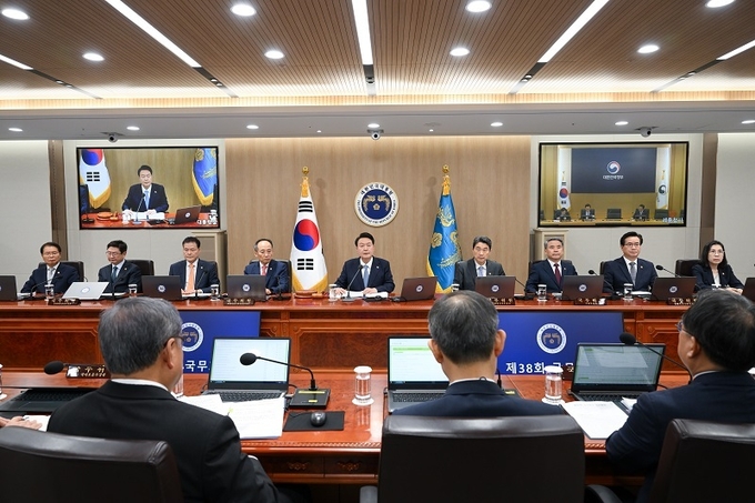 윤석열 대통령이 12일 서울 용산 대통령실 청사에서 국무회의를 주재하고 있다.