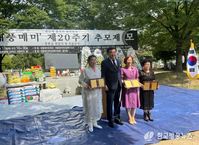 창원시장 표창장 , 좌측 부터 고필금, 김선미 구청장, 박대희, 박숙자