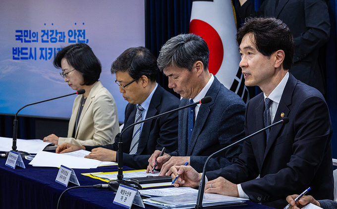 박성훈 해양수산부 차관(왼쪽 네 번째)이 13일 정부서울청사에서 열린 후쿠시마 원전 오염수 방류 관련 브리핑에 참석해 발언하고 있다.