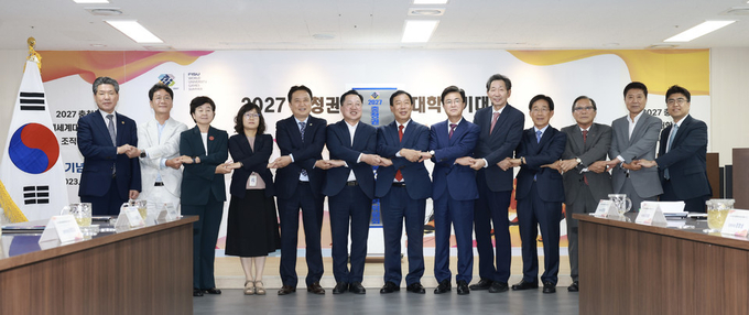 13일 2027 하계세계대학경기대회 조직위원회 현판식에서 충청권 4개 시·도지사를 비롯한 참석자들이 기념촬영을 하고 있다.
