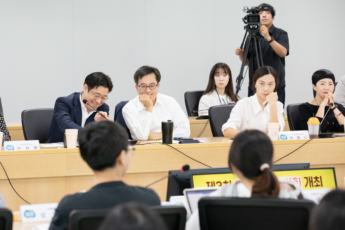 18일 오전 경기도청 다목적회의실에서 김동연 경기도지사, 오병권 행정1부지사, 인구톡톡위원회 위원 등이 참석한 가운데 제3차 인구톡톡위원회가 열리고 있다.
