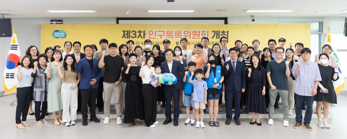 18일 오전 경기도청 다목적회의실에서 열린 제3차 인구톡톡위원회에서 김동연 경기도지사, 오병권 행정1부지사, 인구톡톡위원회 위원 등이 기념촬영을 하고 있다.