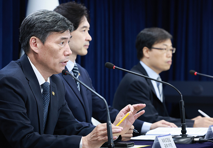 박구연 국무조정실 국무1차장이 18일 정부서울청사에서 열린 일본 후쿠시마 원전 오염수 방류 관련 일일 브리핑에서 취재진의 질문에 답하고 있다.