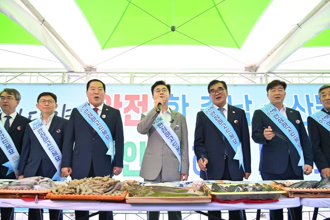 김태흠 지사 등 주요 내빈들이 지난달 13일 서천국민체육센터에서 열린 제3회 충남수산인 한마음대회에서 대규모 수산물 판촉·홍보 행사를 진행하고 있는 모습.