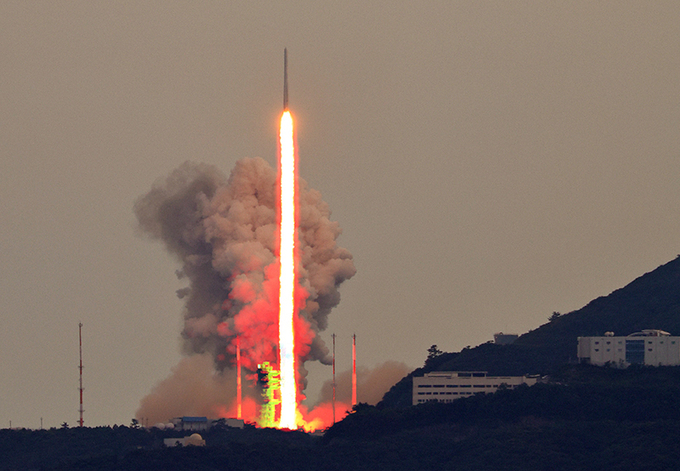 지난 5월 25일에 국내 독자 기술로 개발된 한국형 발사체 누리호(KSLV-Ⅱ)가 전남 고흥군 나로우주센터에서 발사되고 있다.