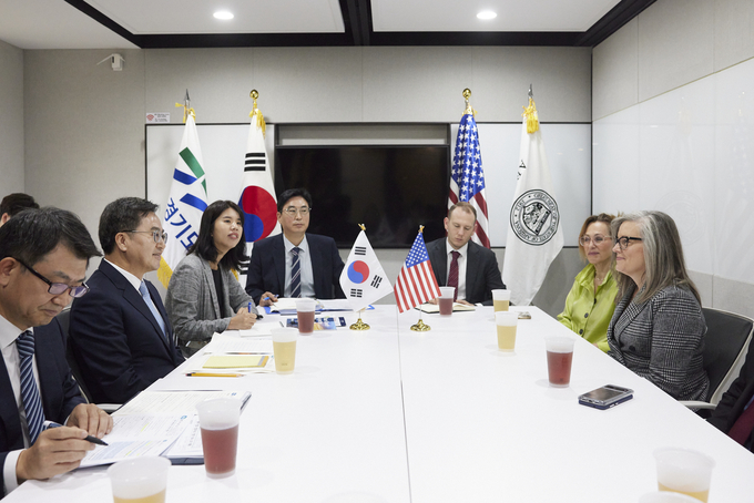 22일 오전 서울 파이낸스센터에서 김동연 경기도지사가 케이티 홉스 애리조나 주지사와 면담을 하고 있다.