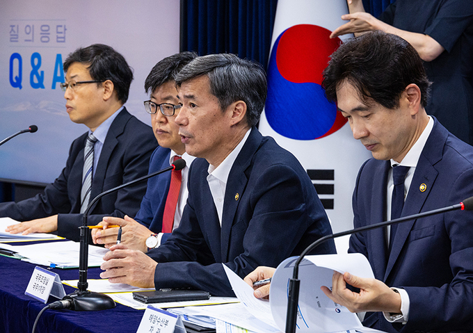 박구연 국무조정실 1차관(오른쪽 두번째)이 22일 오전 서울 종로구 정부서울청사에서 열린 후쿠시마 원전 오염수 방류 관련 일일 브리핑에서 취재진 질문에 답하고 있다.