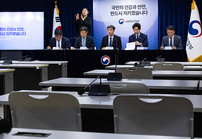 박구연 국무조정실 1차관(왼쪽 세 번째)이 25일 브리핑에서 후쿠시마 현지에 파견된 정부 전문가 파견 활동과 결과에 대해 설명하고 있다.