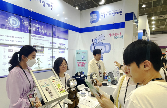 <서울디지털재단 디지털 격차해소 콘텐츠 체험부스>에서 로봇 활용 디지털 격차해소 콘텐츠를 체험하는 시민들