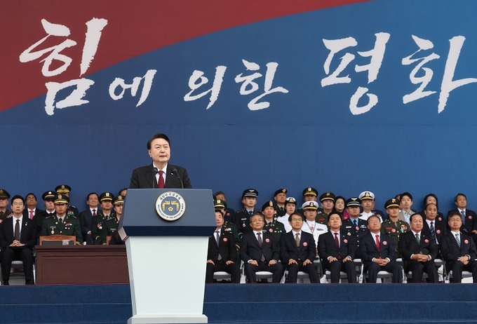윤석열 대통령이 26일 성남 서울공항에서 열린 건국 제75주년 국군의 날 기념식에서 기념사를 하고 있다.