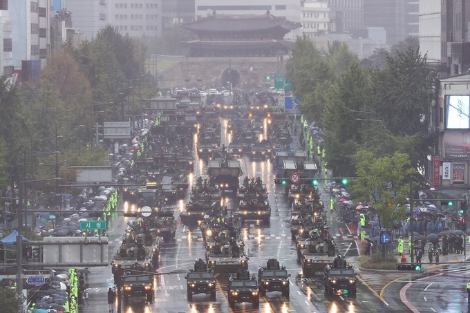 건군 75주년 국군의 날 기념행사가 열린 26일 오후 군 장병들과 장비들이 서울 중구 세종대로에서 시가행진을 하고 있다.