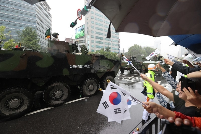 건군 75주년 국군의 날 시가행진에서 군 장병들과 장비들이 시민들의 환호를 받으며 행진하고 있다.