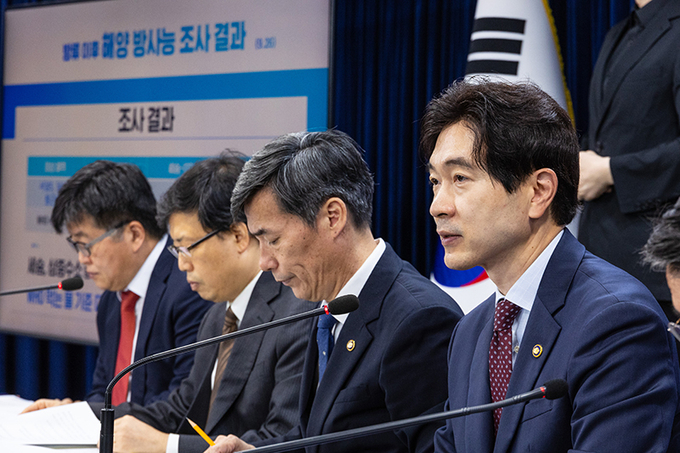 박성훈 해양수산부 차관(오른쪽)이 26일 정부서울청사에서 열린 일본 후쿠시마 원전 오염수 방류 관련 일일 브리핑에 참석해 우리 해역과 수산물 안전 관리 현황을 말하고 있다. 