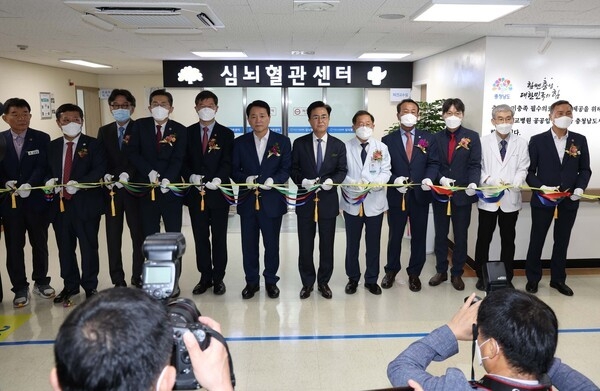 26일 서산의료원에서 심뇌혈관센터 개소식이 열린 가운데 김태흠 충남도지사(오른쪽 여섯 번째), 성일종 국회의원(오른쪽 일곱 번째) 등 관계자들이 테이프 커팅을 하고 있다.