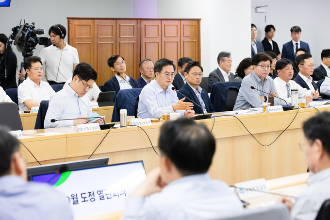 27일 오전 경기도청 다목적회의실에서 9월 도정 열린회의에서 김동연 경기도지사가 인사말을 하고 있다.