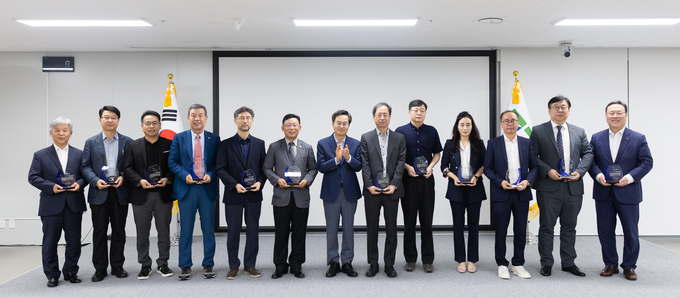 27일 오전 경기도청 다목적회의실에서 김동연 경기도지사가 경기도 민생특위위원들과 기념촬영을 하고 있다.