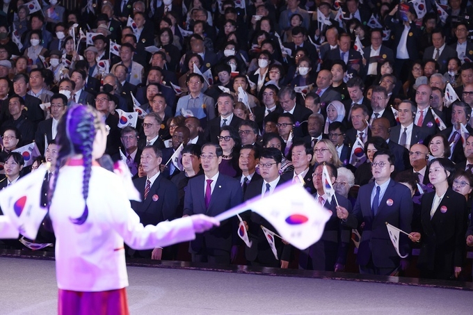 한덕수 국무총리가 3일 오전 서울 종로구 세종문화회관에서 열린 개천절 경축식에서 참석자들과 함께 개천절 노래를 제창하고 있다.