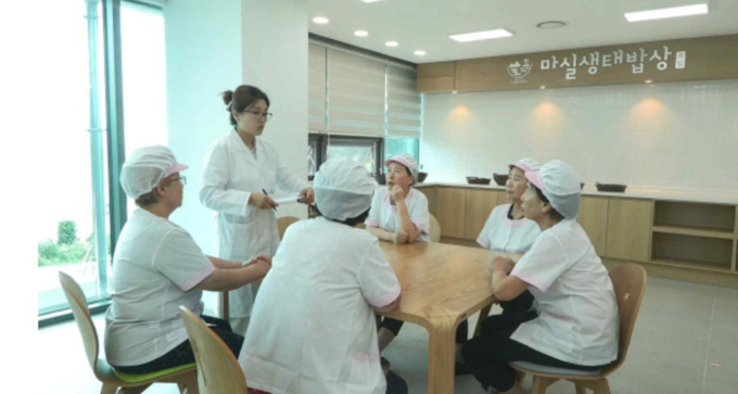 변산반도생태탐방원 마실생태밥상 조리전 위생교육을 하고 있다. (사진=국립공원공단)
