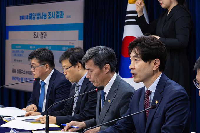 박성훈 해양수산부 차관(오른쪽)이 4일 정부서울청사에서 열린 일본 후쿠시마 원전 오염수 방류 관련 일일 브리핑에 참석해 우리 해역 방사능 검사 결과를 발표하고 있다.