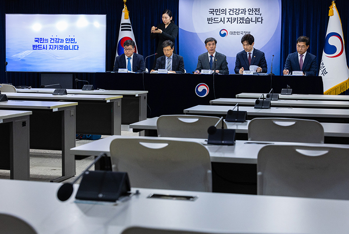 박구연 국무조정실 1차장(왼쪽 세 번째)이 4일 오전 서울 종로구 정부서울청사에서 열린 후쿠시마 원전 오염수 방류 관련 일일 브리핑에 참석해 5일 2차 오염수 방류와 관련한 정부 입장을 설명하고 있다.