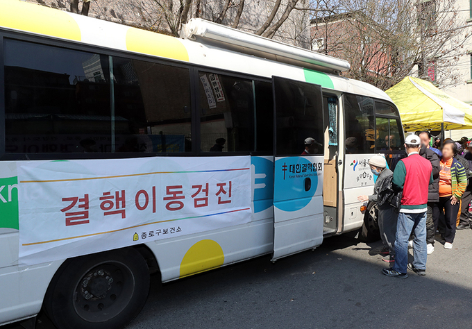서울시와 대한결핵협회가 이동 검진차를 이용해 주민들에게 무료 결핵 검진을 하고 있다. (사진=연합뉴스)