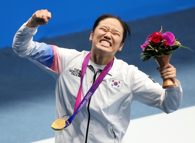7일 중국 항저우 빈장체육관에서 열린 항저우 아시안게임 배드민턴 여자 단식 결승에서 금메달을 획득한 한국 안세영이 기뻐하고 있다.(사진=연합뉴스)