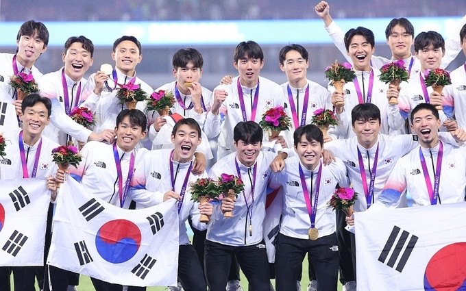 2022 항저우 아시안게임 남자 축구 결승에서 금메달을 차지한 대표팀 선수들이 7일 중국 항저우 황룽 스포츠센터 스타디움에서 열린 메달 수여식에서 기념촬영을 하고 있다.(사진=연합뉴스)