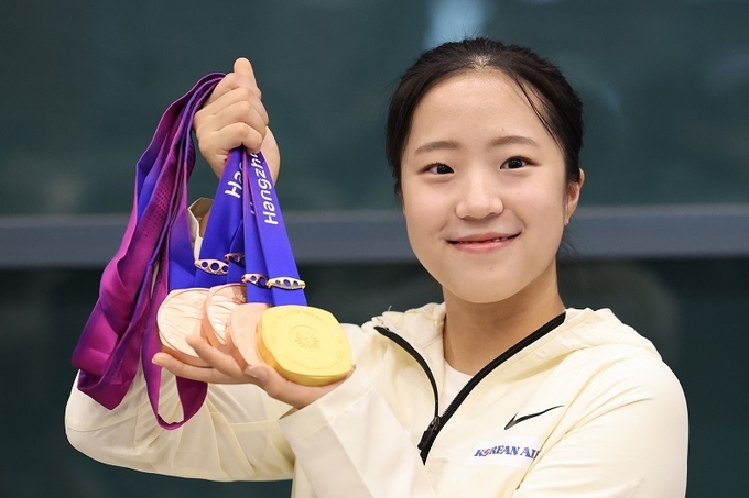 2022 항저우 아시안게임 여자 복식에서 전지희와 함께 21년 만의 대회 금메달을 딴 신유빈이 8일 오후 인천국제공항을 통해 귀국해 취재진과의 인터뷰를 마친 뒤 메달을 들고 포즈를 취하고 있다. 신유빈은 복식 금메달을 비롯해 여자 단체전·여자 단식·혼합복식에서 3개의 동메달을 획득했다. (사진=연합뉴스