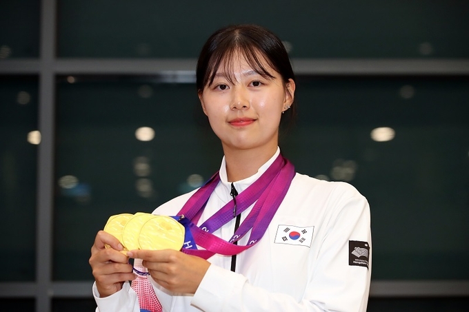 2022 항저우 아시안게임 양궁 3관왕 임시현이 8일 오후 인천공항을 통해 귀국해 메달을 들고서 포즈를 취하고 있다. 아시안게임에서 양궁 3관왕이 탄생한 것은 37년 만이다.(사진=연합뉴스)