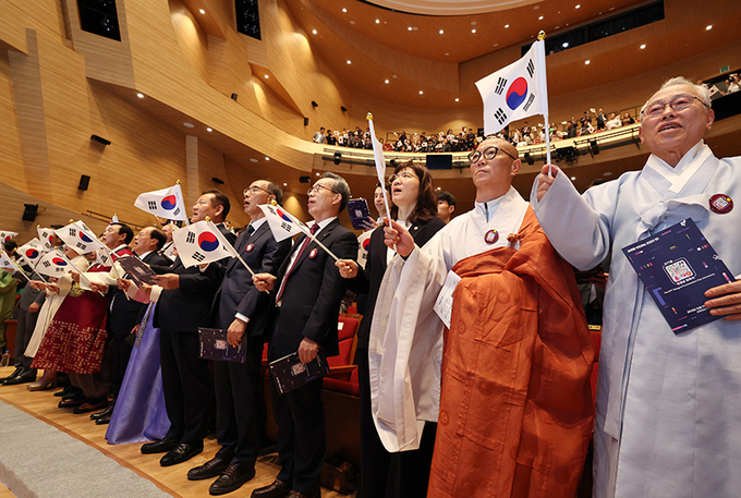 이상민 행정안전부 장관과 내빈들이 9일 오전 세종시 예술의전당에서 열린 577돌 한글날 경축식에서 한글날 노래를 부르고 있다.