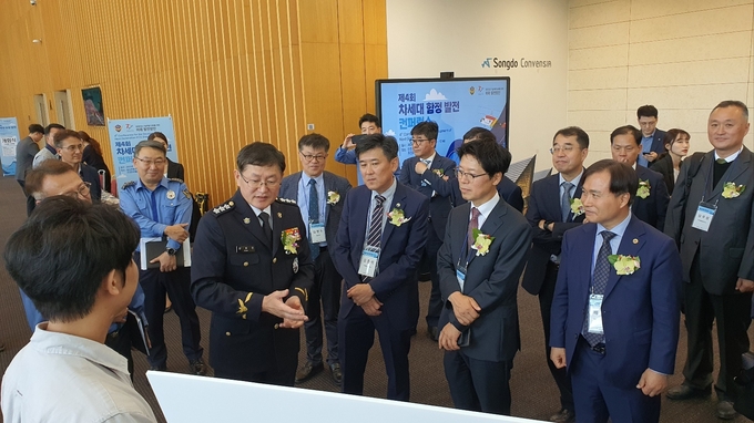 10일 송도 컨벤시아에서 김용진 해양경찰 차장, 한국해양교통안전공단이사장 등 참석한 가운데 제4회 해양경찰함정 설계 공모전 수상작품에 대해 설명을 듣고 있다