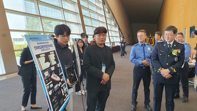 10일 송도 컨벤시아에서 김용진 해양경찰 차장, 한국해양교통안전공단이사장 등 참석한 가운데 제4회 해양경찰함정 설계 공모전 수상작품에 대해 설명을 듣고 있다