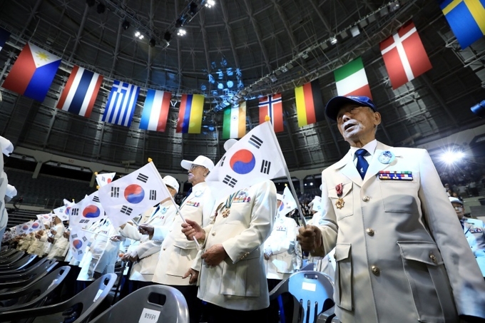 지난 6월 25일 오전 서울 중구 장충체육관에서 열린 6.25전쟁 제73주년 행사에 영웅의 제복을 갖춰 입은 참전유공자들이 6.25 노래를 제창하고 있다.(사진=뉴스1)