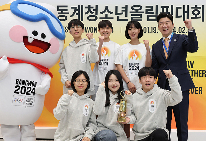 그리스 아테네 파나티나이코 경기장에서 채화된 2024강원동계청소년올림픽 대회 성화가 인천공항 제2터미널에 도착한 8일 오후 진종오 대회 조직위원장과 채화 주자인 윤신이·김현겸, 성화를 인계받은 청소년서포터즈가 기념촬영을 하고 있다. (사진=연합뉴스)