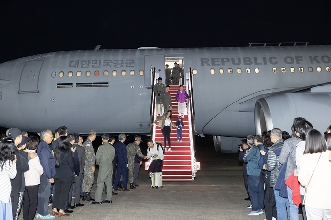 14일 밤 경기 성남 서울공항을 통해 귀국한 이스라엘 교민과 가족들이 KC-330(시그너스) 군 수송기에서 내리고 있다. 구조 인원은 우리 국민 163명과 일본인 51명, 싱가포르인 6명 등 총220이다. ⓒ뉴스1