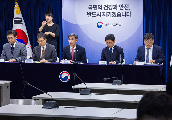 박구연 국무조정실 1차장(왼쪽 세 번째)이 16일 오전 서울 종로구 정부서울청사에서 열린 후쿠시마 원전 오염수 방류 관련 정례 브리핑에 참석해 정부와 국제원자력기구(IAEA)와 지난 주 가진 화상회의와 관련한 내용을 설명하고 있다. 